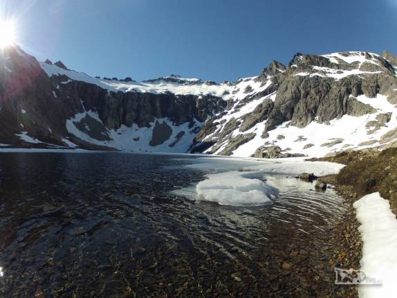 A gelada Laguna Témpanos, próxima ao refúgio San Martín, região de Bariloche, na Argentina